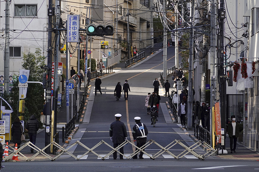 Rött ljus för affärsresande till Japan - Virus Outbreak Japan New Year