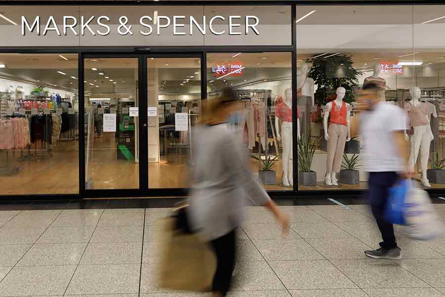 Europeiska och amerikanska klädbolag skär ned på vårbeställningar - marks-spencer-900