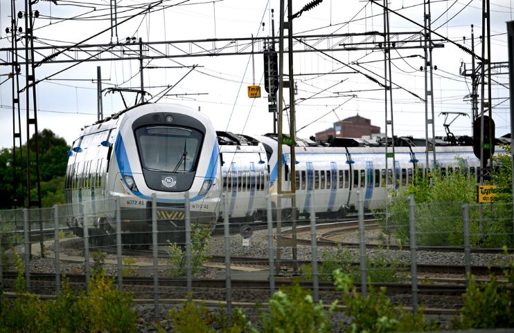 Ett pendeltåg från SL passerar Solna med kontaktledningar för tåg ovanför järnvägsspåret. Foto: Janerik Henriksson / TT