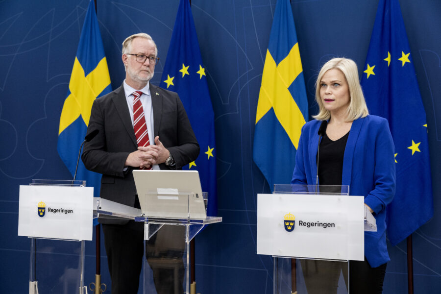 Arbetsmarknads- och integrationsminister Johan Pehrson och jämställdhets- och biträdande arbetsmarknadsminister Paulina Brandberg under en pressträff om dödsolyckor på svenska arbetsplatser.