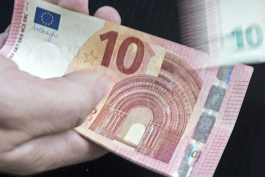 Penningmängden i EMU ökade mindre än väntat i årstakt i juli - euro sedlar pengar