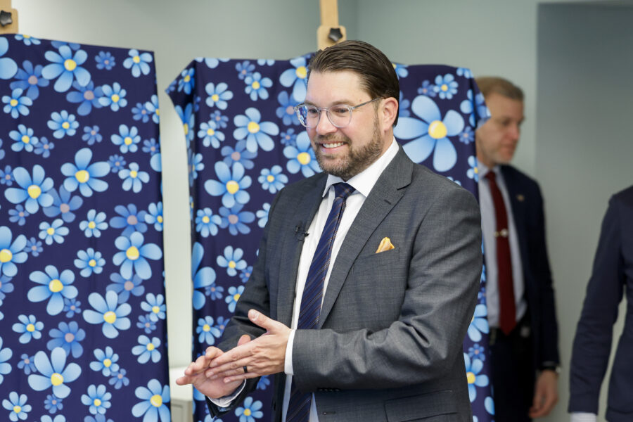 Kalla Fakta: Sverigedemokraterna bedriver trollfabrik - Sverigedemokraterna SD