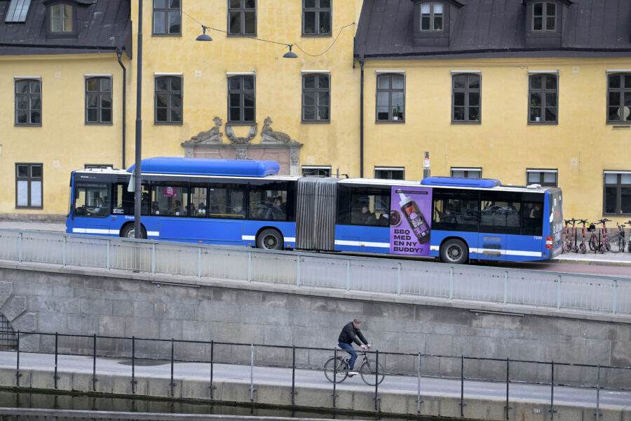 En ledbuss från SL har stannat vid hållplatsen Riddarhustorget för att plocka upp passagerare.