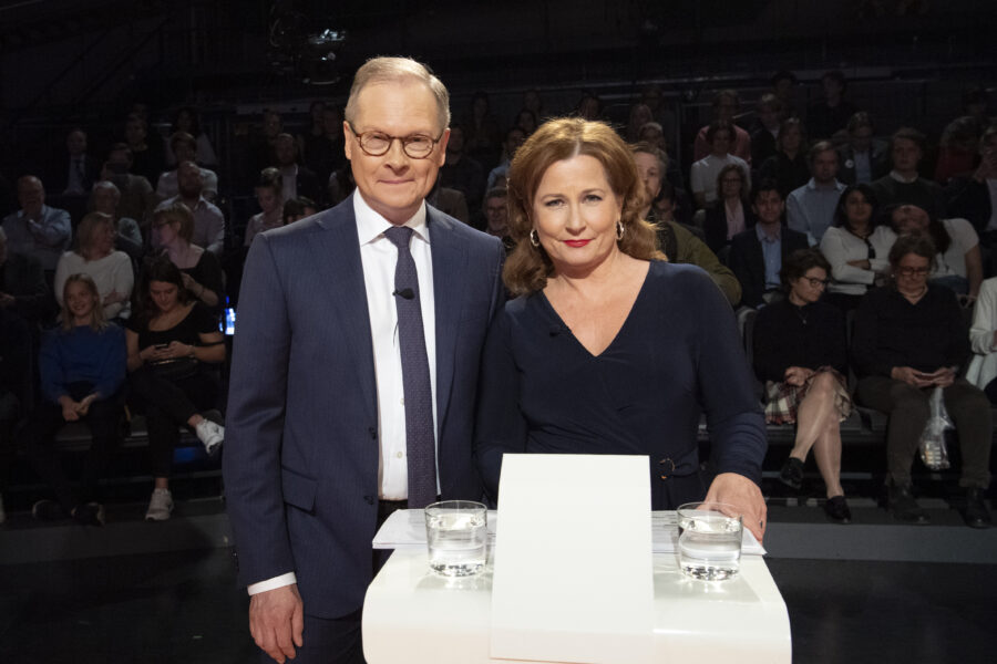 Anna Hedenmo, till höger om Mats Knutsson, lämnar SVT. Hon ska börja jobba för EFN.