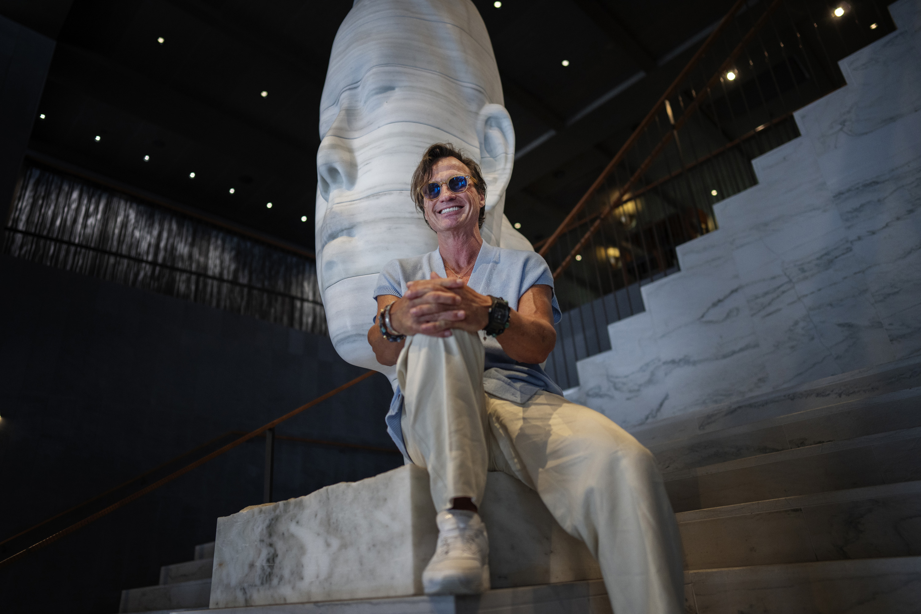 Petter Stordalen tillsammans med ett konstverk från den spanska kostnären Jaume Plensa. 