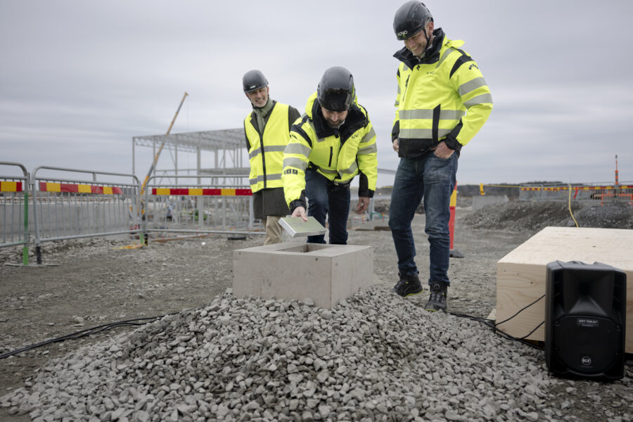 Bild från den officiell byggstart för Volvo Cars och Northvolts nya batterifabrik i Torslanda, från i våras. Från vänster: Jim Rowan, VD Volvo Cars, Adrian Clarke, VD Novo Energy, och Peter Carlsson. VD Northvolt.