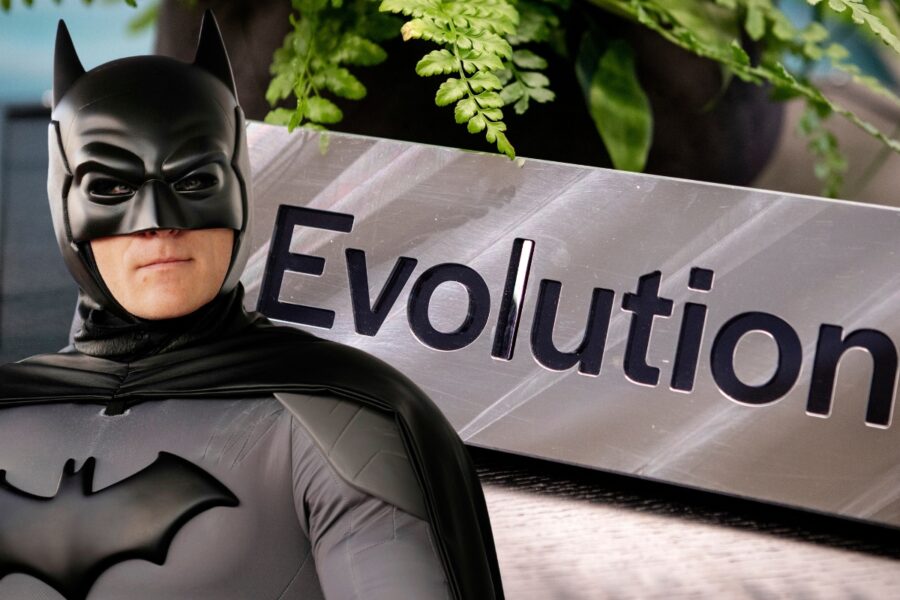 Mystiske miljardären går mot strömmen i Evolution – jämförs med Buffett och Batman - Evolution