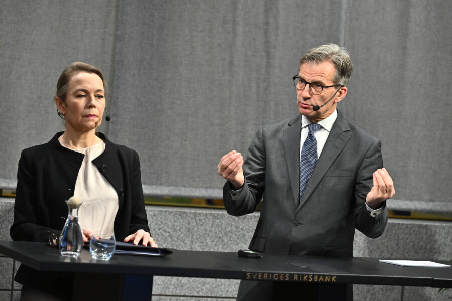 Riksbankschef Erik Thedéen och Åsa Olli Segendorf, chef för avdelningen penningpolitik, under en pressträff om räntebeskedet på onsdagen.