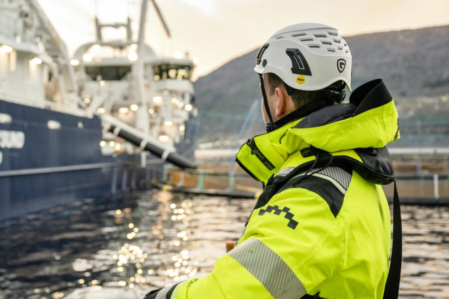 en man i skyddskläder i en hamn