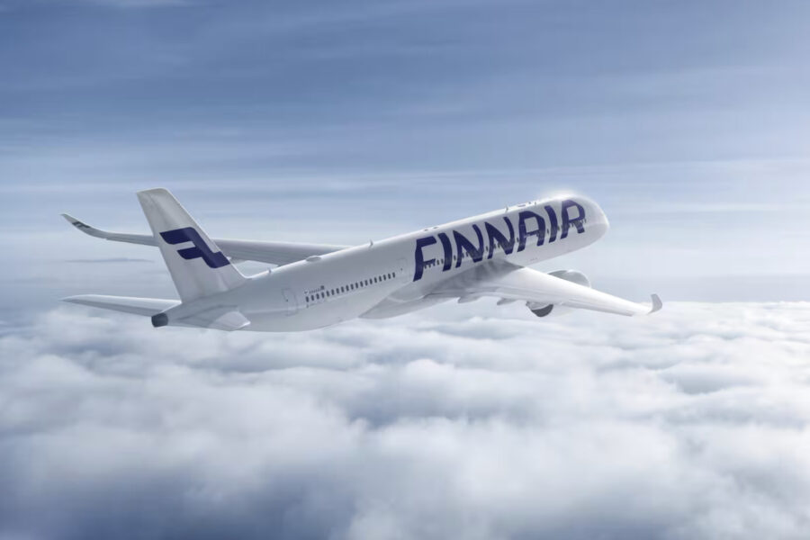 ett stort flygplan balnd molnen