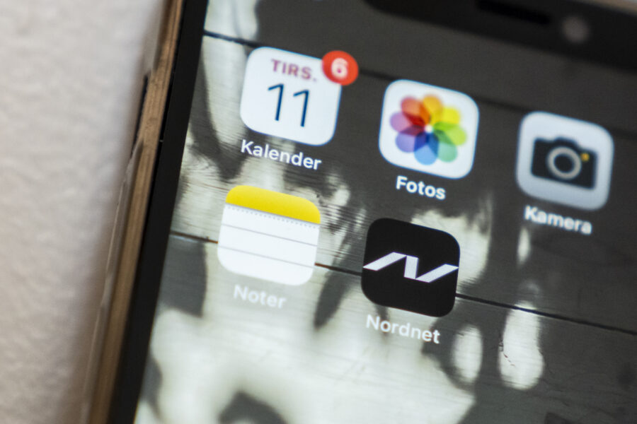 Smartphone med appar. Nordnet syns tydligt.