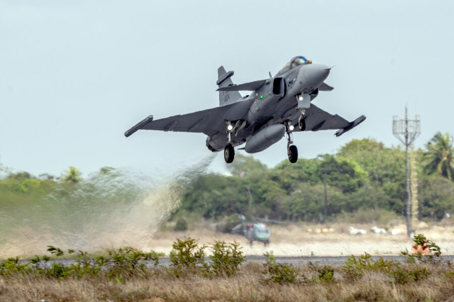 saab gripen som lyfter från landningsbana