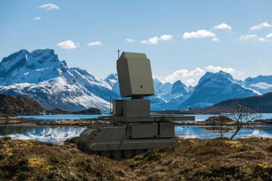 en radar bland bergen mot blå himmel