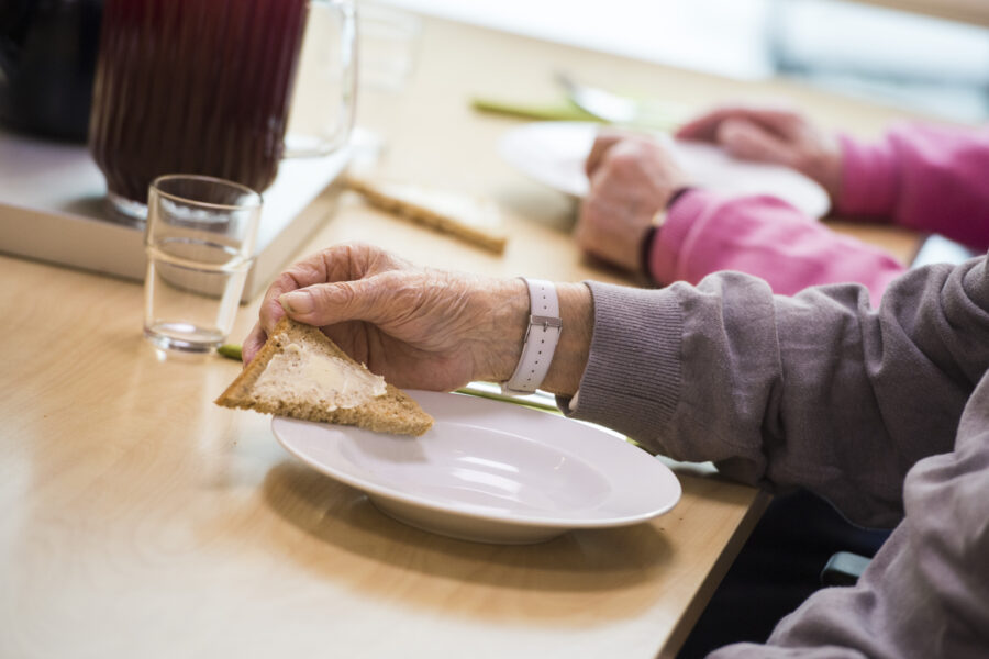 en åldrig hand som håller i en skorpa