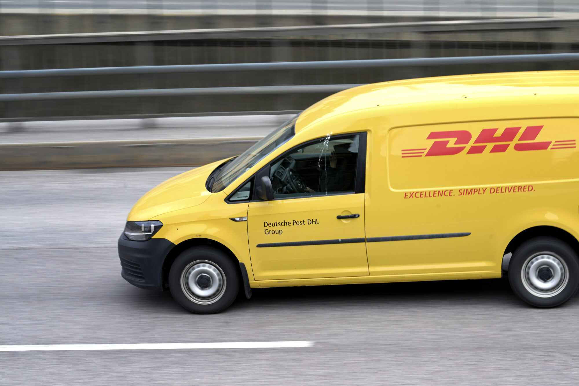 DHL ska skära ner 8 000 tjänster